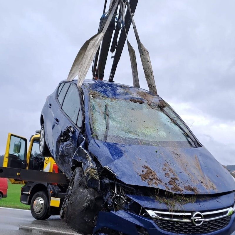 Der Pannendienst barg das Auto. (Bild: Feuerwehr Nußdorf)