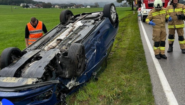 Der Wagen landete letztlich auf dem Dach.  (Bild: Feuerwehr Nußdorf)