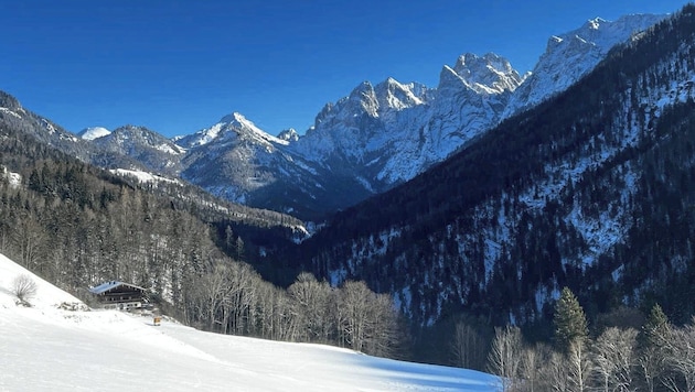 Der 400 Jahre alte Bauernhof Gut Hofing ist ein beliebtes Fotomotiv im Kaisertal. Wegen ihm liegen die Gemeinden Ebbs und Kufstein im Clinch. Was die Jagdfrage auch nicht einfacher macht. (Bild: zVg)