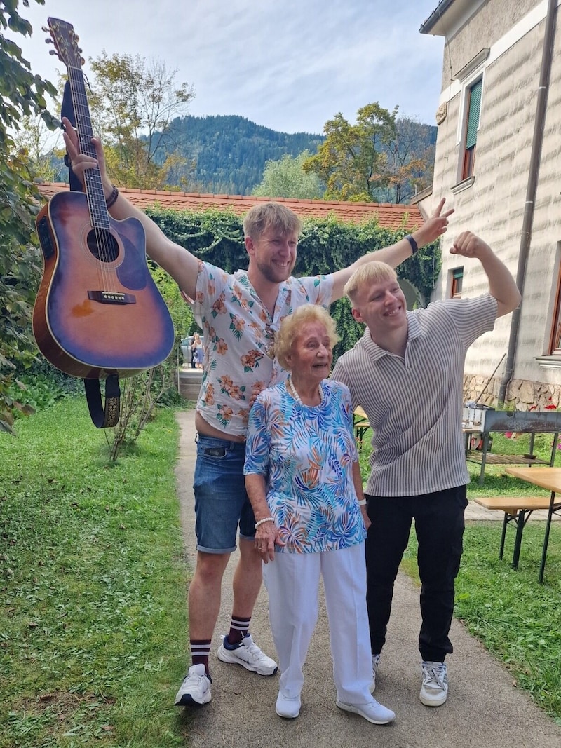 The pop brothers with their grandma (Bild: z.V.g.)