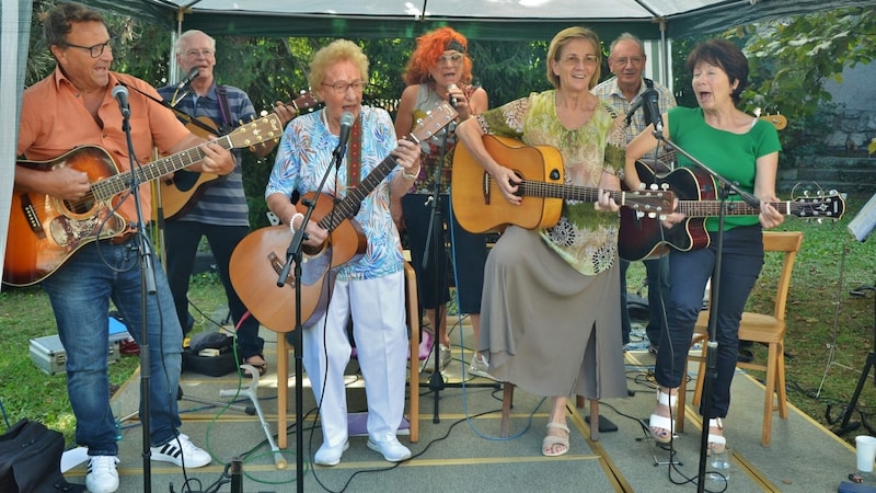 Grandma Ingeborg Pacyna still plays in a band at the age of 92 (Bild: z.V.g.)