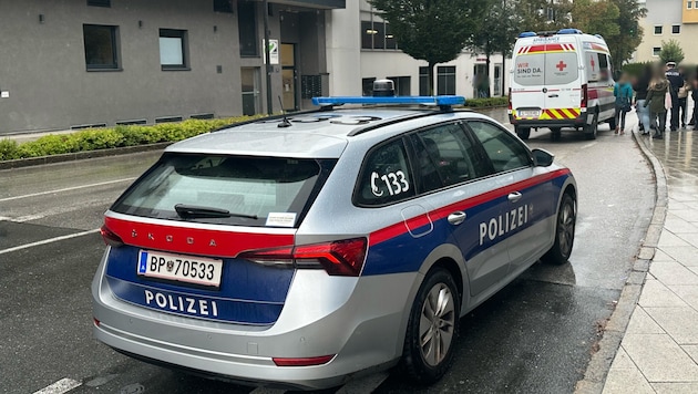 Police and ambulance at the scene of the accident (Bild: ZOOM Tirol/Krone KREATIV)