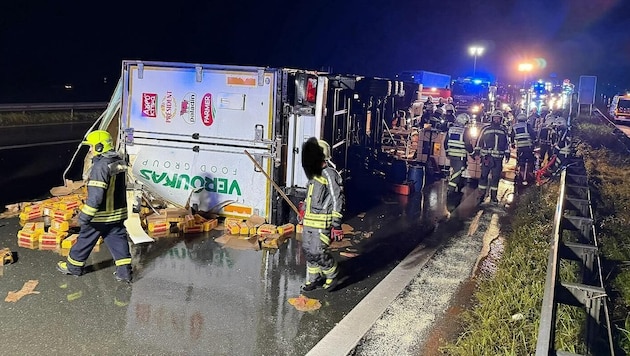 Teile der Ladung – Käse und Toast – waren auf der Fahrbahn verteilt. (Bild: Freiwillige Feuerwehr Bernau am Chiemsee)