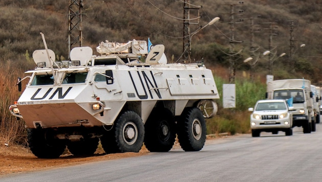 An armored personnel carrier of the UNIFIL peacekeeping force patrols along a road in southern Lebanon. (Bild: AFP/Rabih Daher)