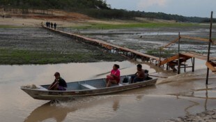 Der Rio Negro hat den niedrigsten Wasserstand seiner Geschichte, Boote laufen auf Grund.
