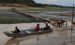 Der Rio Negro hat den niedrigsten Wasserstand seiner Geschichte, Boote laufen auf Grund.