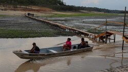 Der Rio Negro hat den niedrigsten Wasserstand seiner Geschichte, Boote laufen auf Grund.