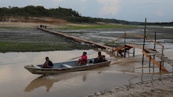 Der Rio Negro hat den niedrigsten Wasserstand seiner Geschichte, Boote laufen auf Grund. (Bild: AFP/Michael Dantas)