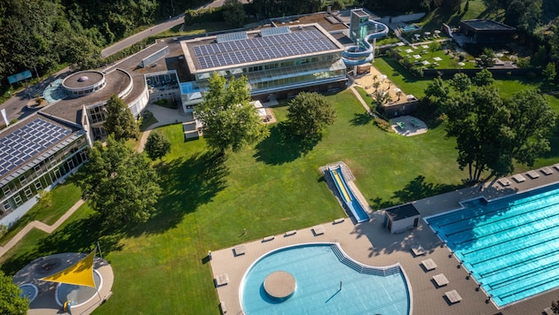 Inside the Bludenz pool, which is getting on in years, there is a 25-meter pool. The outdoor area with diving platform, children's pool and 50-meter pool was only renovated in 2016. (Bild: Stadt Bludenz)