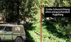 Blick vom Hochstand der Frau herab, die aus rund zehn Metern über die Köpfe der deutschen ...