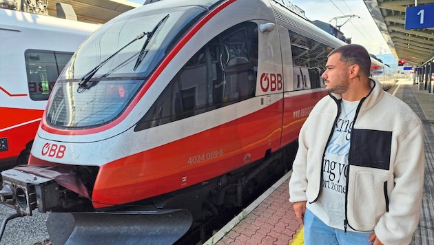 Konsterniert blickt Alessandro Addesso auf einen Zug am Bahnhof Wörgl. (Bild: Moser Andreas)