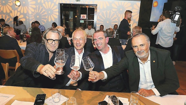 Red and gold grape 2024 in Oslip: Castle mime Nicholas Ofczarek, "Krone" managing director Gerhard Valeskini, Wein Burgenland chairman Herbert Oschep and provincial father Hans Peter Doskozil (from left). (Bild: Reinhard Judt)