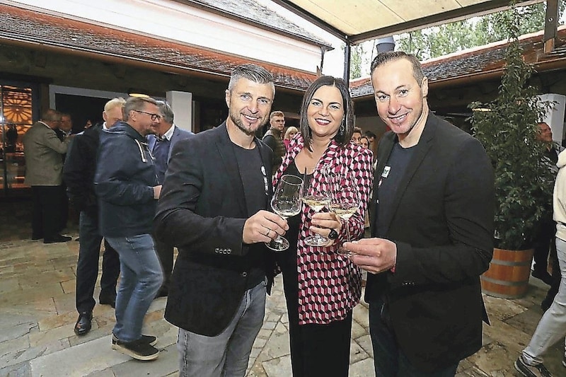 Ski-Asse im Weinparadies: Reinfried Herbst und Manfred Pranger flankierten LH Stv. Astrid Eisenkopf. (Bild: Reinhard Judt)