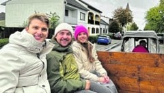 Calvin Claus, Valentin Bontus und Angelika Kohlendorfer kamen mit dem Traktor zur Ehrung. (Bild: Alexander Kohlendorfer)