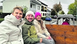 Calvin Claus, Valentin Bontus und Angelika Kohlendorfer kamen mit dem Traktor zur Ehrung. (Bild: Alexander Kohlendorfer)