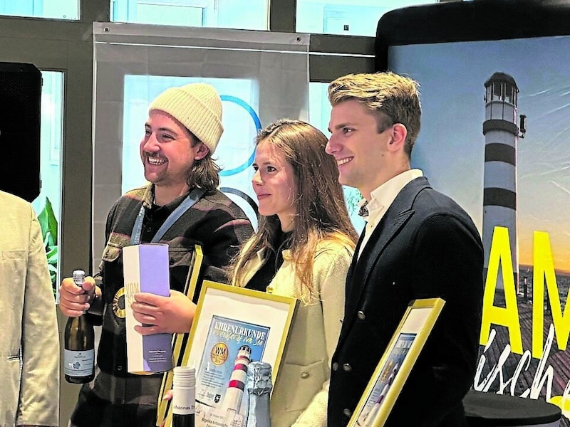 Valentin Bontus, Angelika Kohlendorfer und Calvin Claus bei der Ehrung im „Seewirt Karner“. (Bild: Alexander Kohlendorfer)