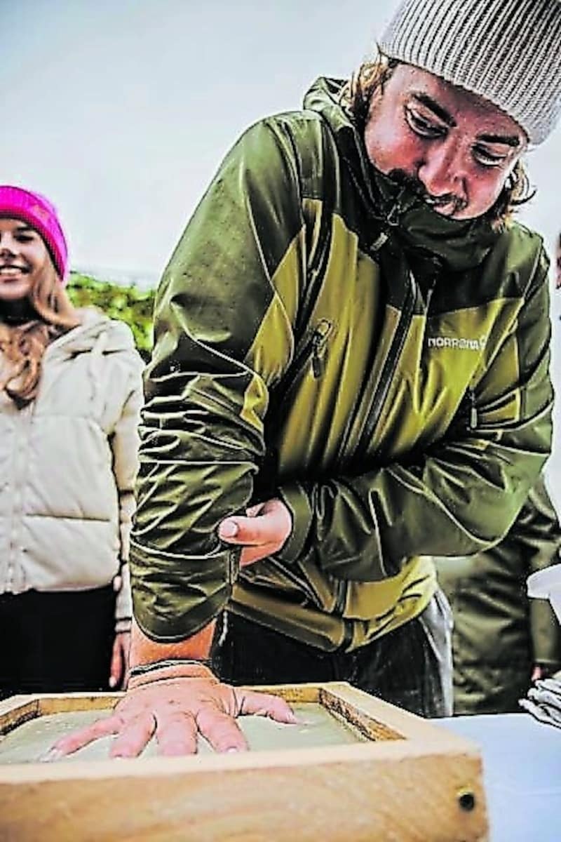 Olympiasieger Valentin Bontus beim Handabdruck. (Bild: Tourismus Podersdorf/David Pokorny)