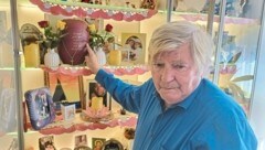 Ein gebrochener Mann: Der knapp 80-jährige Otto K. vor der Urne seiner Frau. (Bild: Christa Blümel)