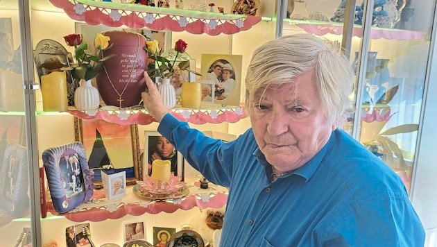 Ein gebrochener Mann: Der knapp 80-jährige Otto K. vor der Urne seiner Frau. (Bild: Christa Blümel)