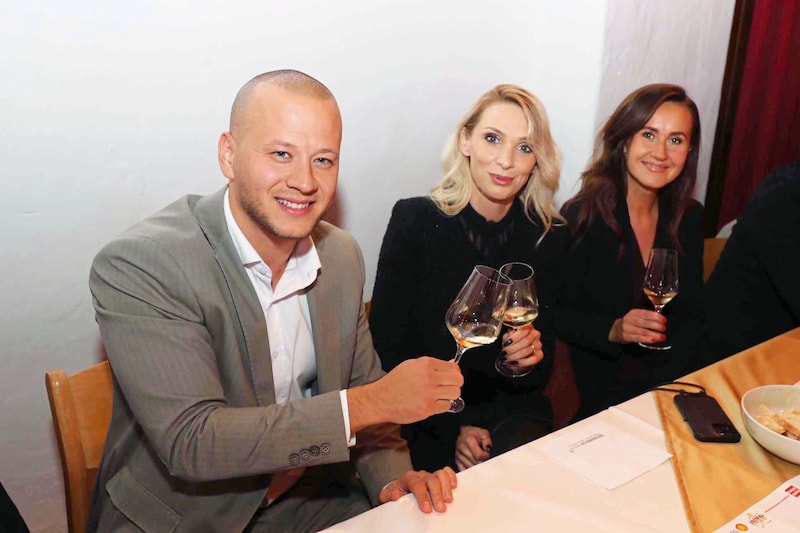 Table talk: Maximilian Köllner with Philippa Beck (formerly Strache) and Max Lercher's partner Michaela Grubesa. (Bild: Reinhard Judt)