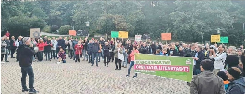 The demonstration before the municipal council meeting, the incident happened in the hall. (Bild: zVg)