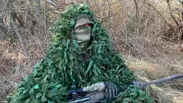 A Russian sniper (Bild: AP/Russian Defense Ministry Press Service)