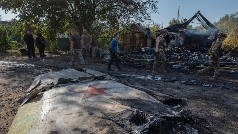 The destroyed Russian fighter jet (Bild: AP/Iryna Rybakova )