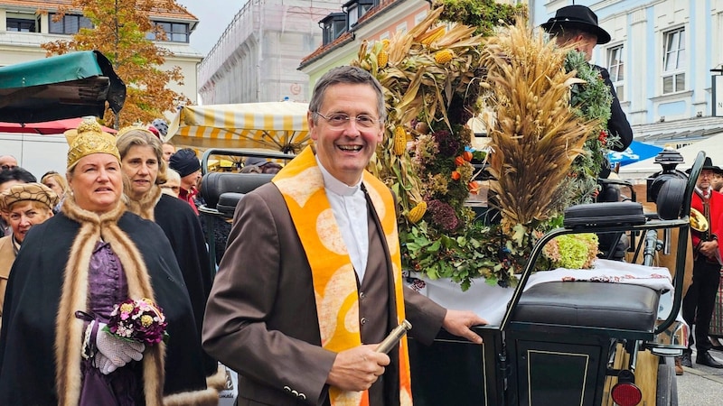 Dompfarrer Peter Allmaier segnete die Erntekrone. (Bild: Tragner Christian/Tragner Christia)