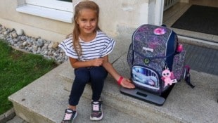 Die Schultasche von Aliyah (6) aus Braunau bringt 5,6 Kilogramm auf die Waage. (Bild: Scharinger Daniel)