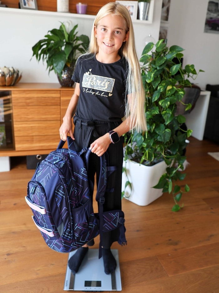 Amelie lugs an 8.2-kilogram rucksack to NMS Neukirchen.