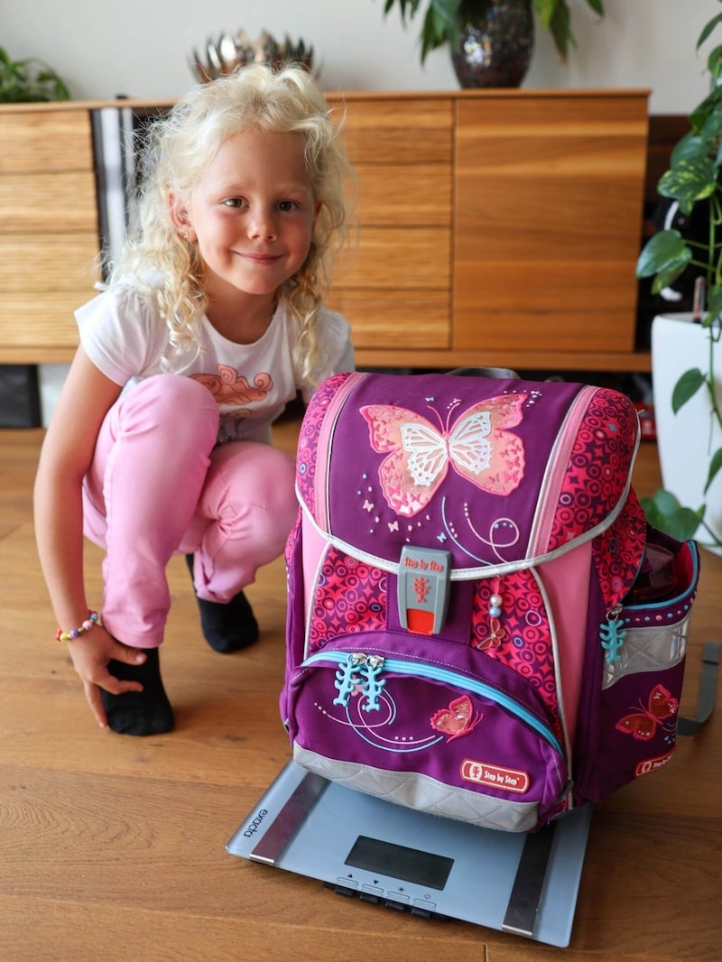 First-grader Leonie's school bag from Neukirchen weighs 5.2 kilograms. (Bild: Scharinger Daniel)