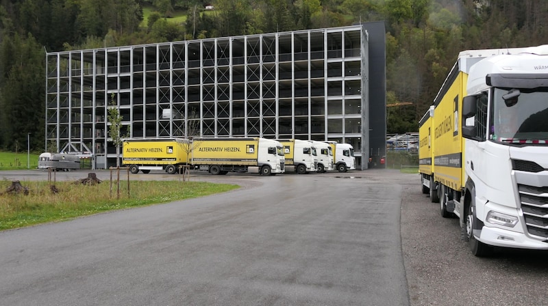 Die Lkw und das Parkhaus stehen damit einen Tag still. (Bild: Martin Oberbichler)