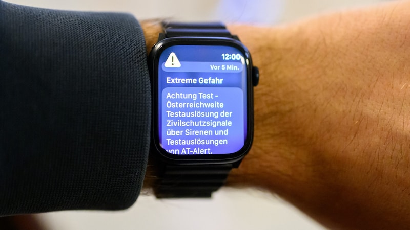 Smartwatches were also included in the test. (Bild: APA/Max Slovencik)