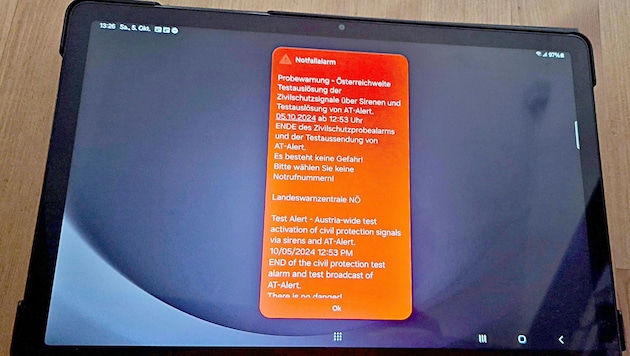 The "AT Alert" disaster warning system on a cell phone (Bild: APA/Marie-Theres Fischer)