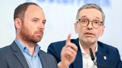 Herbert Kickl will ins Kanzleramt. Für die SPÖ (im Bild links Bundesgeschäftsführer Klaus ...