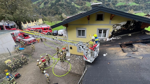 100 firefighters from three fire departments extinguished the fire (Bild: Markus Tschepp)