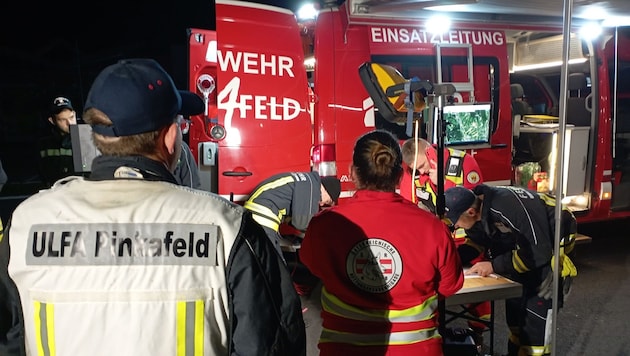 Eine Einsatzleitung wurde zwischendurch eingerichtet (Bild: Stadtfeuerwehr Pinkafeld)