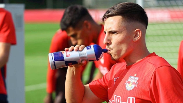 Have you had enough water for the match against Sturm, Oscar Gloukh? (Bild: GEPA/GEPA pictures)