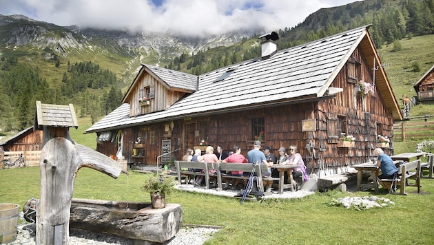 Picturesquely situated at 1600 meters above sea level: The Muhreralm is a popular excursion destination for locals and guests alike. (Bild: Holitzky Roland)