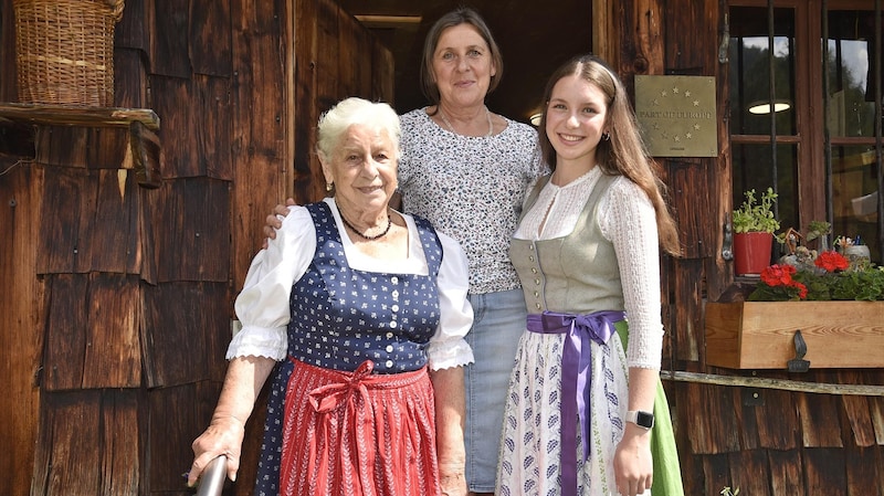 Drei Generationen: Maria Gruber mit Tochter Petra Jäger und Enkelin Franziska. (Bild: Holitzky Roland)