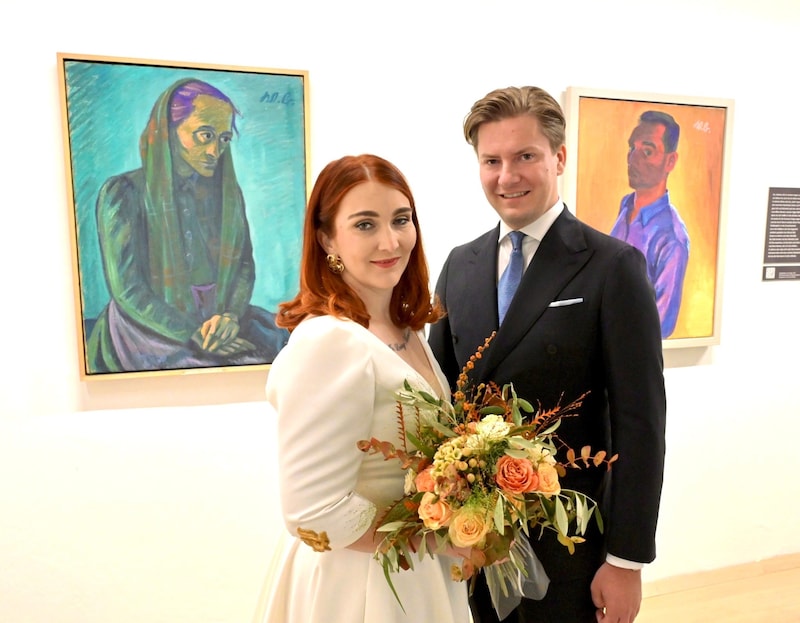 After the wedding is before the Long Night of Museums: Tamara and Maximilian paid a visit to the Werner Berg Museum in Bleiburg - in a smart suit and wedding dress, including a bridal bouquet! (Bild: Evelyn Hronek/EVELYN HRONEK)