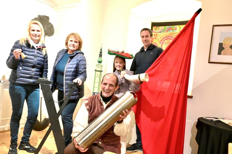 onny, Erika, Miriam und Papa Christian mit Ex-Türmer Ragusch im Stadtpfarrturm Klagenfurt. (Bild: Evelyn Hronek/EVELYN HRONEK)