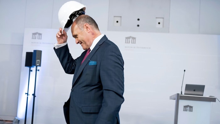 Sobotka zieht den Hut – und verabschiedet sich mit einem künstlerischem Knalleffekt.