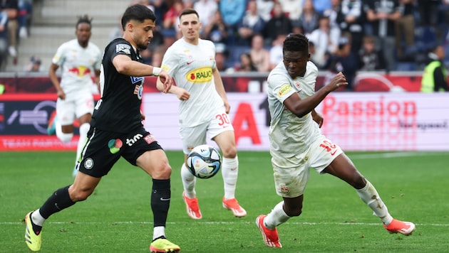 Sturm (Yusuf Gazibegovic) and Salzburg (right: Karim Konate) fought an extremely exciting duel for the championship in 2023/24. (Bild: GEPA/GEPA pictures)