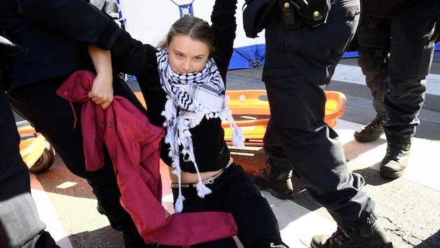 Einer Aufforderung der Polizei, freiwillig die Sitzblockade zu beenden, kam Gretsa Thunberg am Samstag in Brüssel nicht nach. (Bild: AFP)