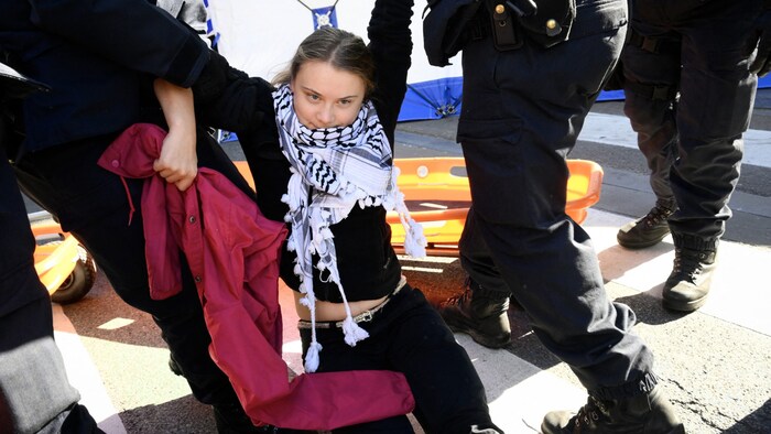 Einer Aufforderung der Polizei, freiwillig die Sitzblockade zu beenden, kam Greta Thunberg am ...
