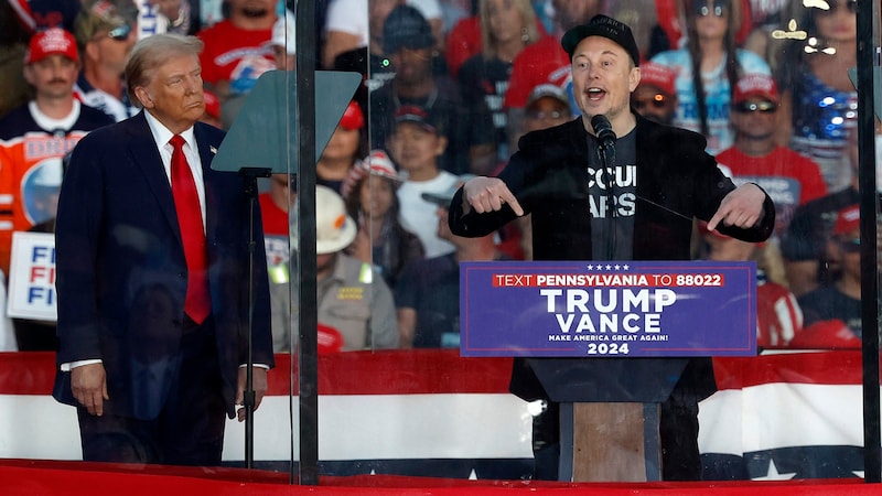 Tech billionaire Elon Musk (right) urged the crowd in Butler to vote for Trump. (Bild: AFP/Getty Images North America/Kevin Dietsch)