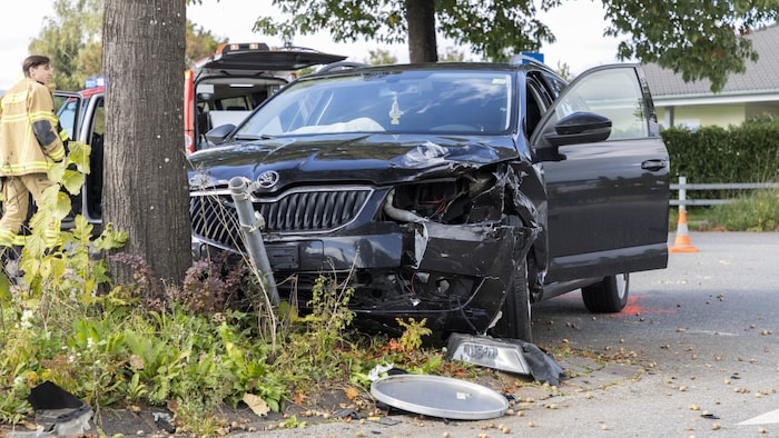 Eine Beifahrerin in dem Kombi wurde nur leicht verletzt.