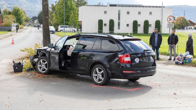 Der Skoda der 22-Jährigen fuhr gegen einen Baum. (Bild: mathis.studio/Stefan Zangerl)