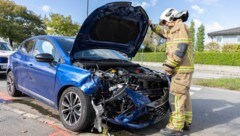 Der Renault der Unfallverursacherin wurde ordentlich in Mitleidenschaft gezogen. (Bild: mathis.studio/Stefan Zangerl)